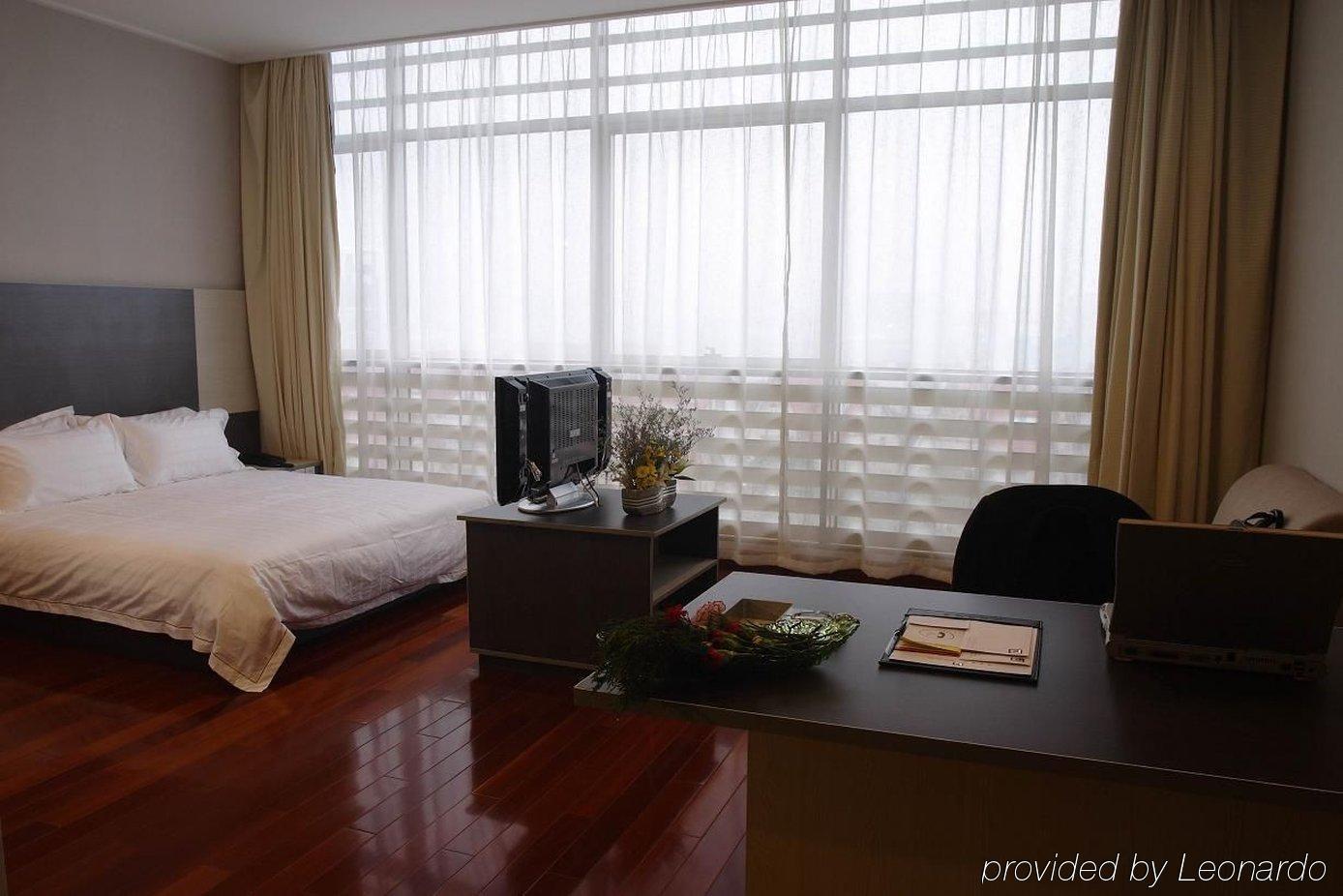 The Land Hotel Shanghai Room photo